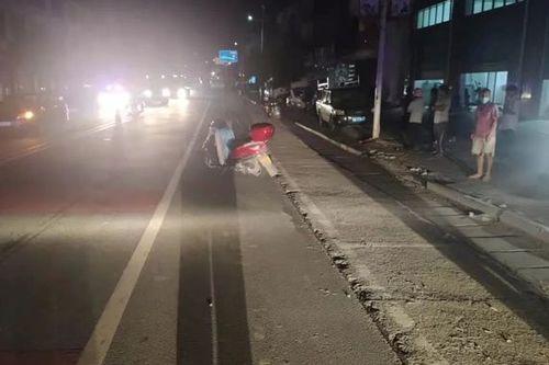 老人围观吃瓜视频下载,揭秘社区生活百态