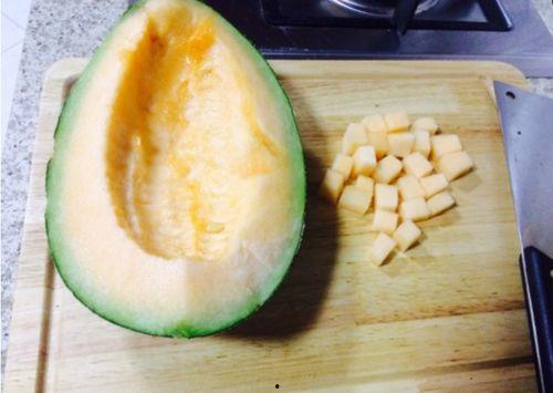 吃整个哈密瓜的视频,哈密瓜美食之旅